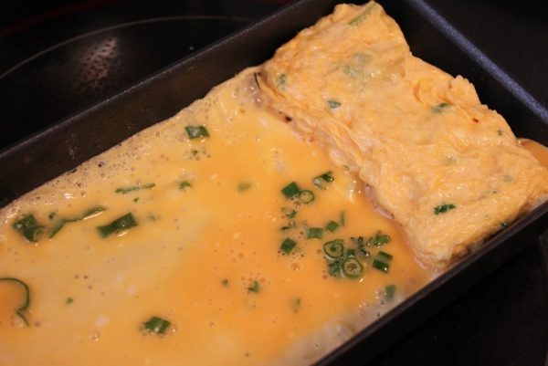 卵焼き器を中火で熱し、小さく切って畳んだ紙タオルで全体に油を広げてなじませる。通常通りに卵焼きを作る。
