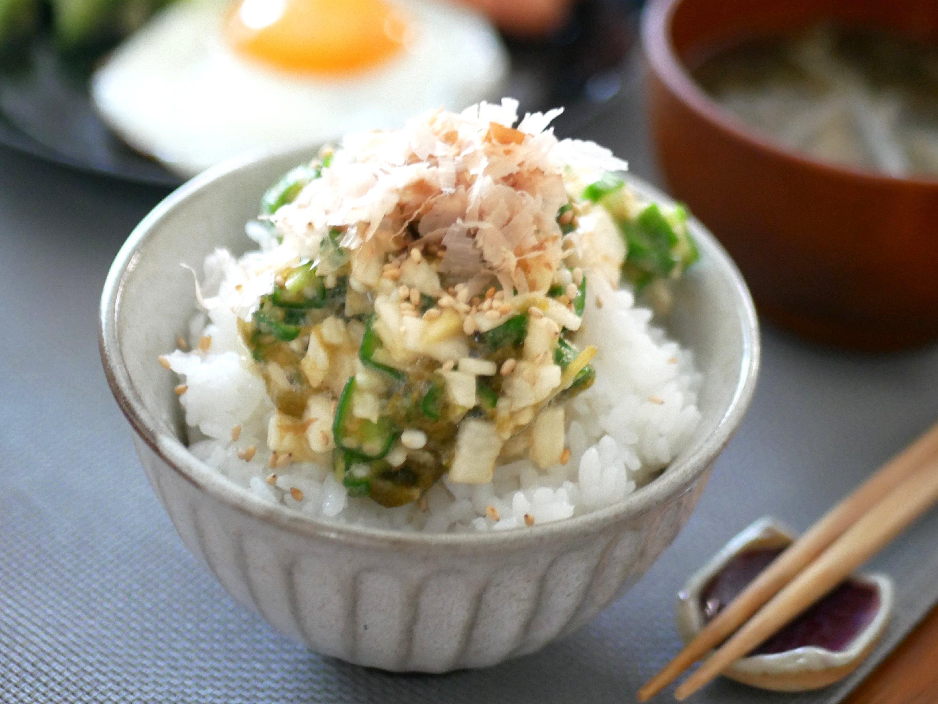 暑い朝でもサラッと食べられる！簡単「ねばねばのっけご飯」