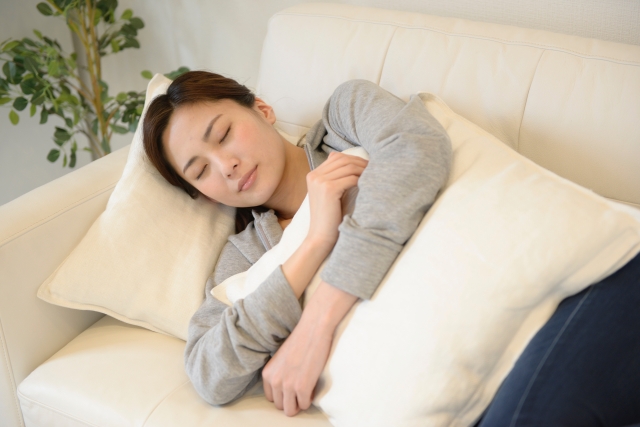 眠る女性