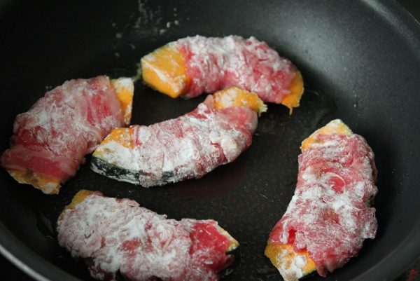 下ごしらえ不要!カレー風味の簡単お弁当おかず「かぼちゃの肉巻き」
