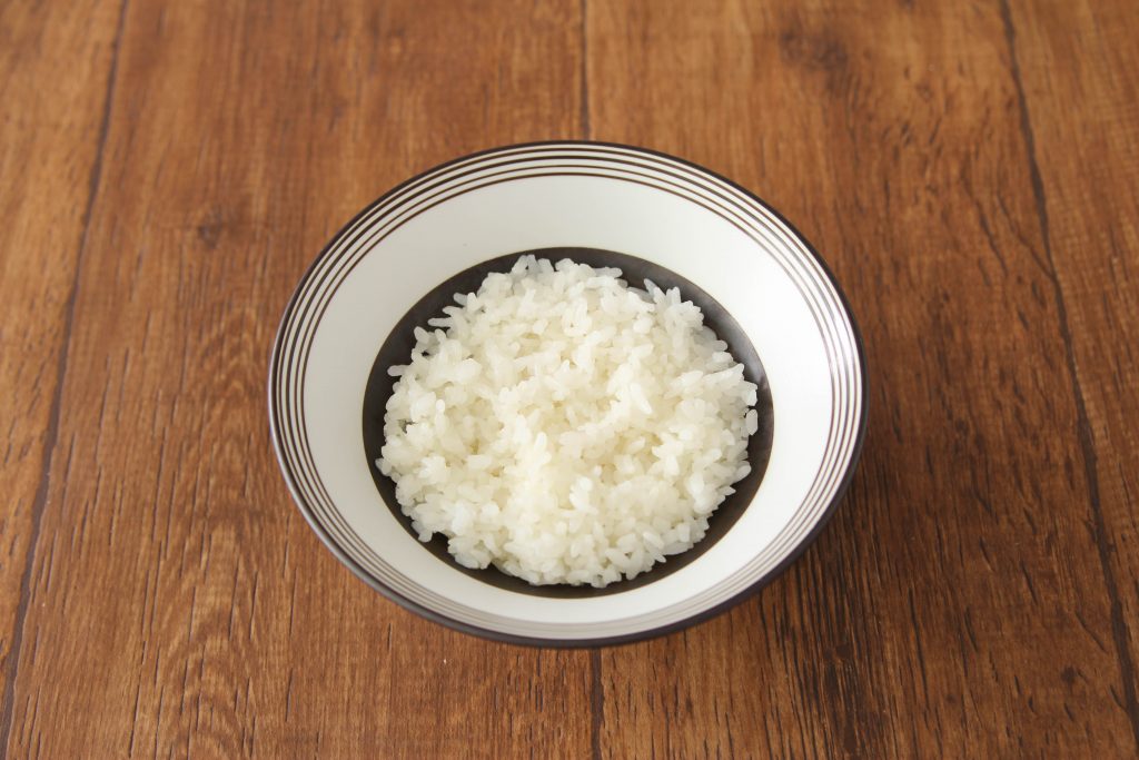 ご飯を器に盛る