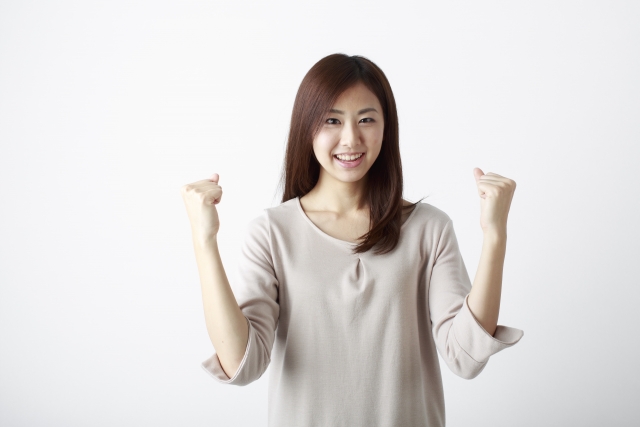 ガッツポーズする女性