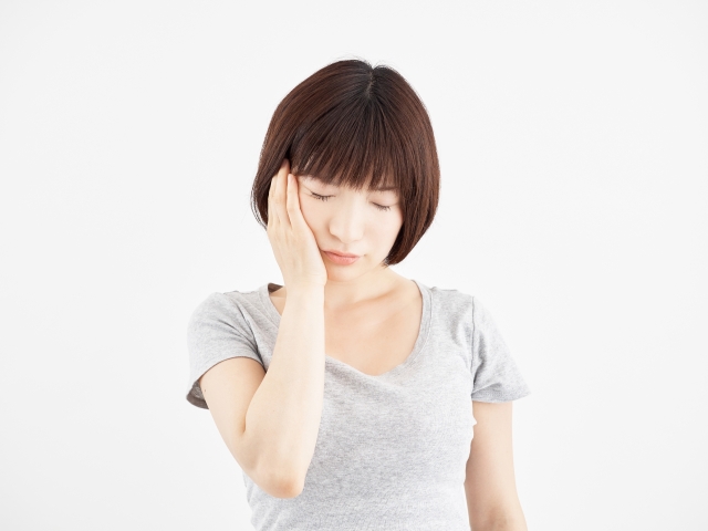 頭を抑える女性