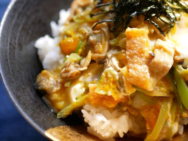 さっと煮るだけ！缶詰で時短カンタン「あさりの卵とじ丼」