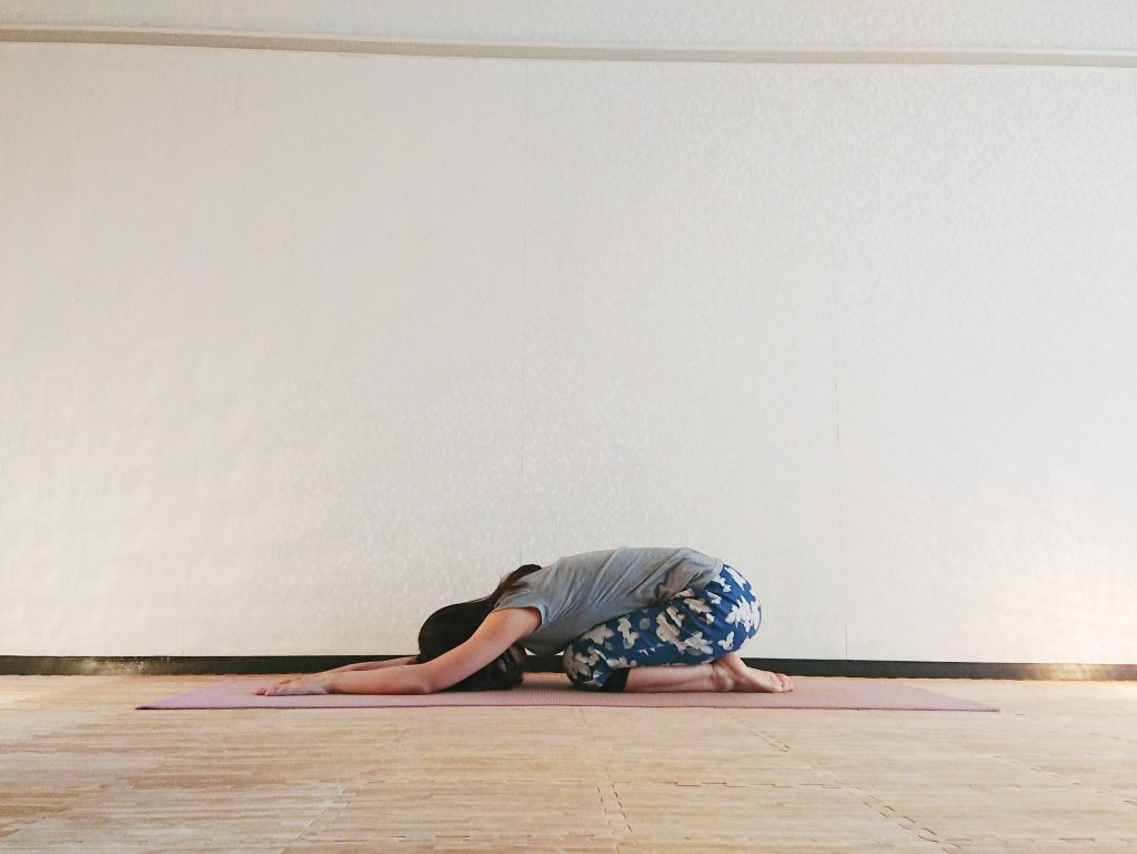 胸を開いて前向きに♪足のむくみも解消する「ひばりのポーズ」
