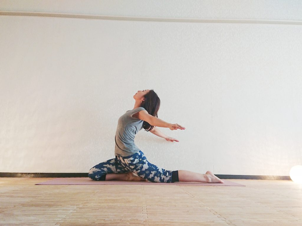 胸を開いて前向きに♪足のむくみも解消する「ひばりのポーズ」