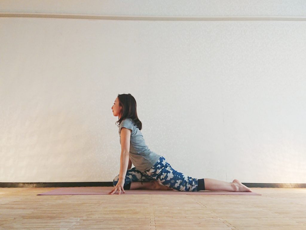 胸を開いて前向きに♪足のむくみも解消する「ひばりのポーズ」