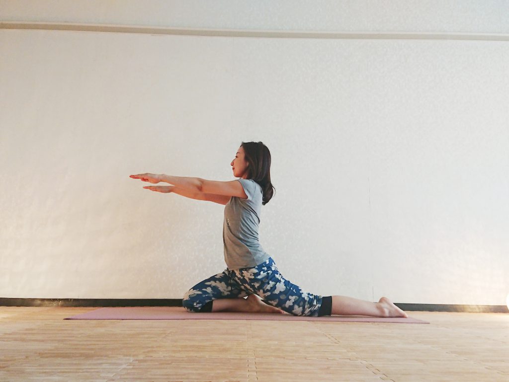 胸を開いて前向きに♪足のむくみも解消する「ひばりのポーズ」