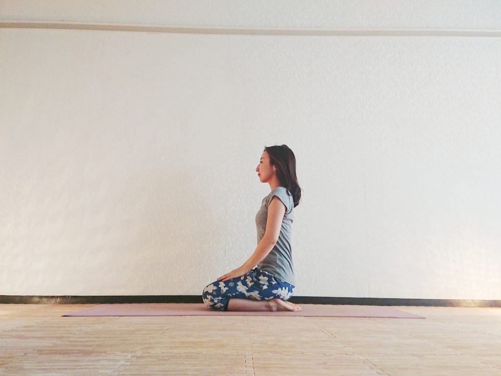 胸を開いて前向きに♪足のむくみも解消する「ひばりのポーズ」