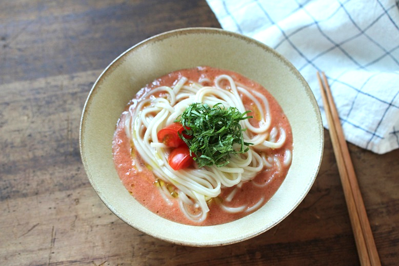 夏の朝はひんやりつるっ！「冷凍トマト」でつくるガスパチョ風うどん
