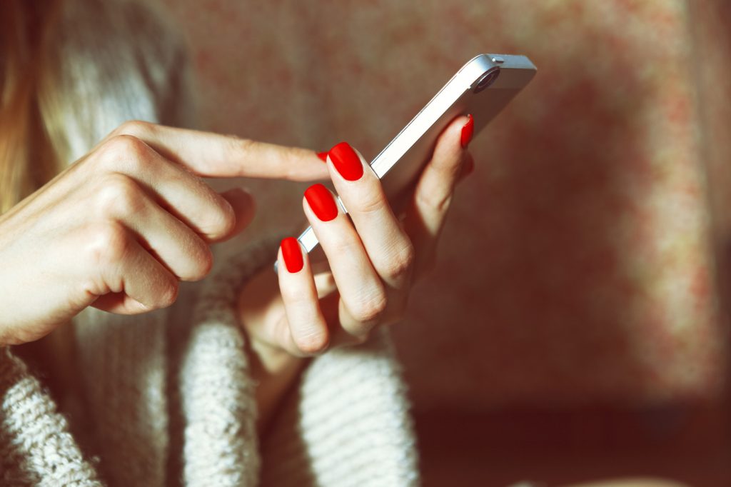 スマホを触る女性の手