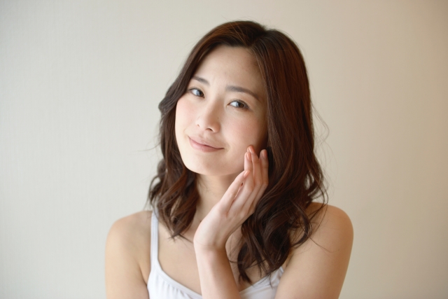 スキンケア後の女性