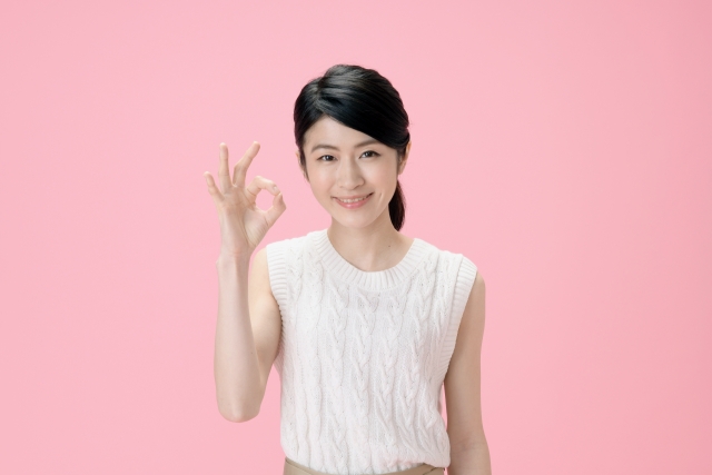 OKサインを出す女性
