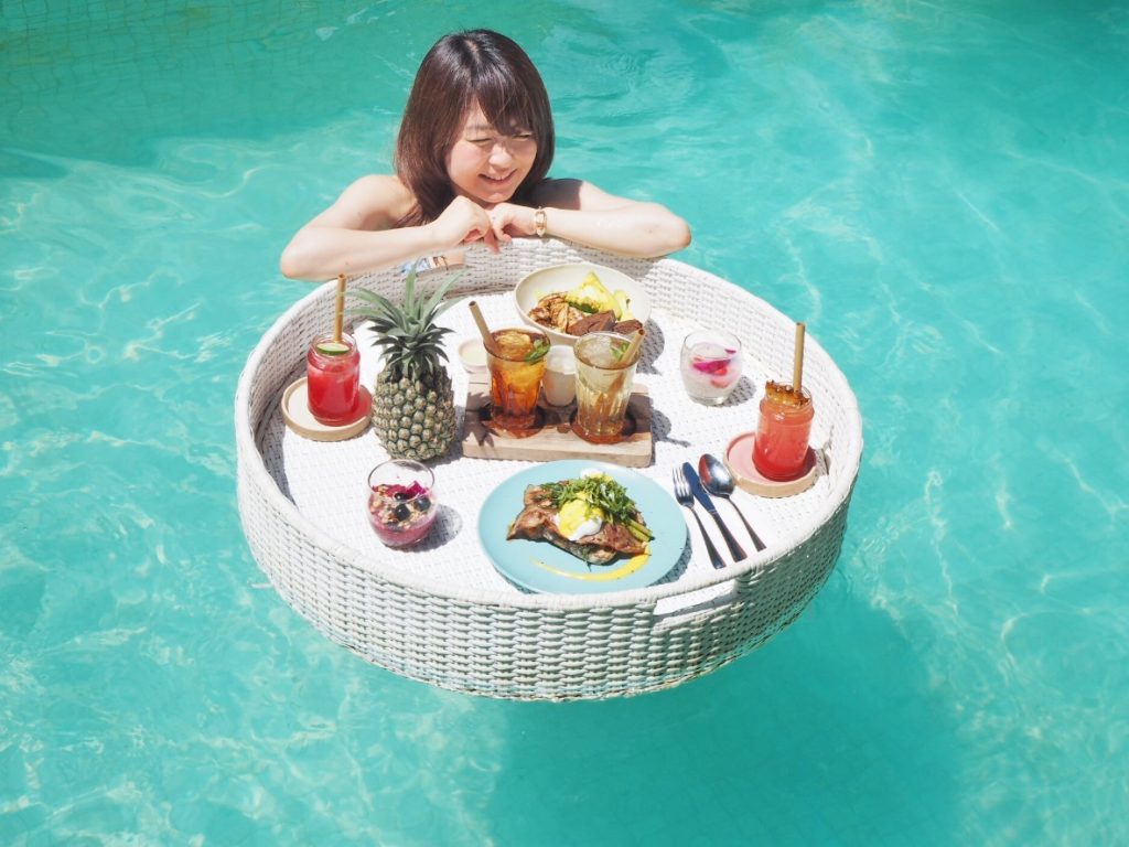 プールに浮かんで朝食を楽しむ!バリで体験できる「フローティングブレックファースト」♪