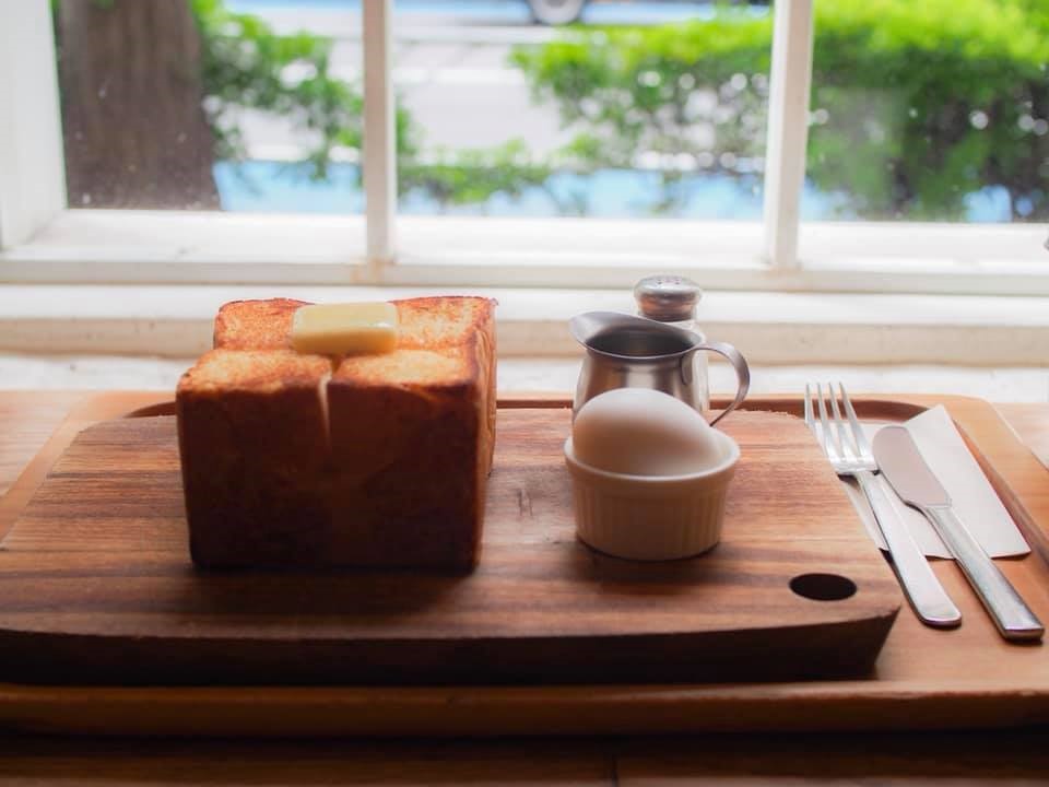 PANYA ASHIYA TOKYOの厚切りバタートースト（¥900・ゆで卵、ドリンク付き）