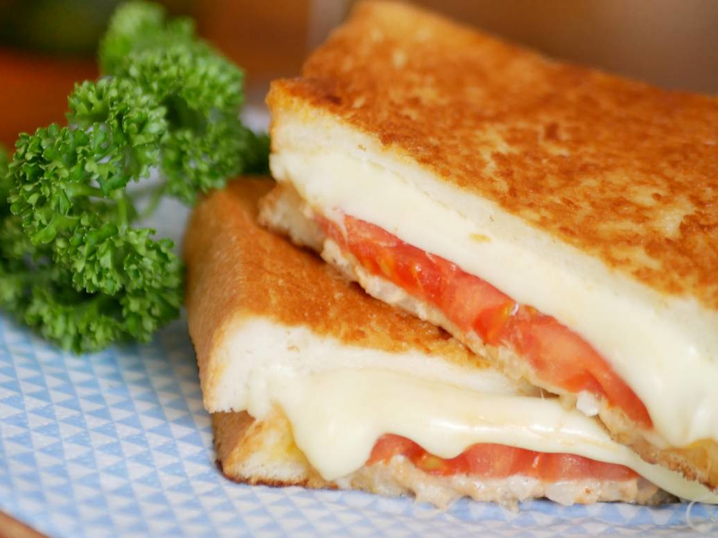 チーズとトマトの“ダブルとろり”が美味！簡単「ツナメルトサンド」