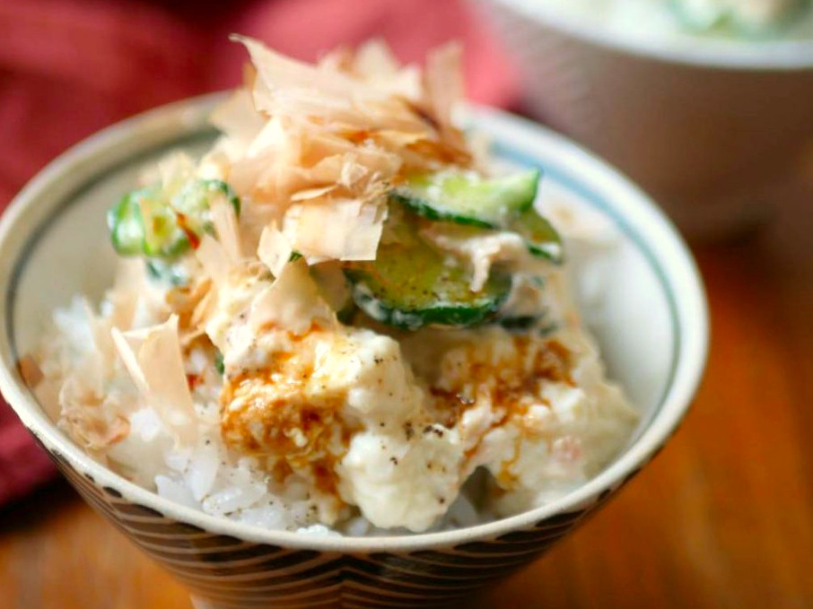 ダイエット中の鉄板レシピ！火を使わず簡単「豆腐のっけ飯」