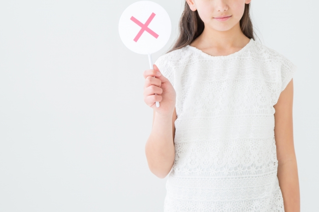 バツ印をする女性