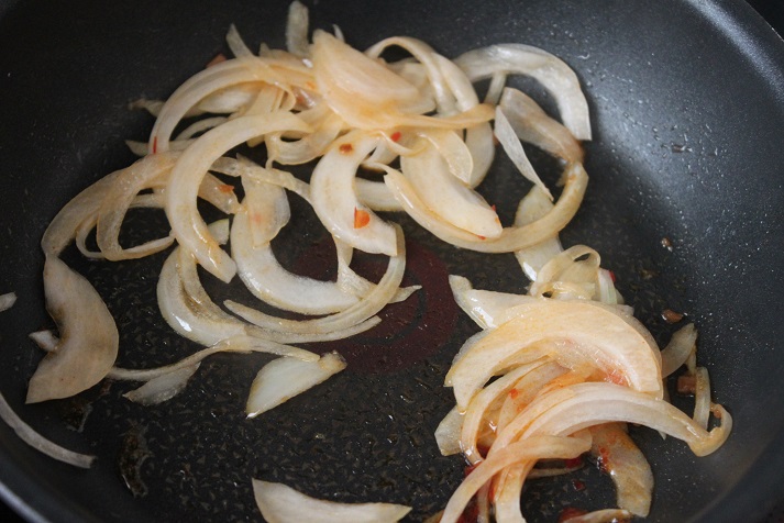 フライパンにごま油を入れて中火で熱し、たまねぎと豆板醤を入れて炒める。
