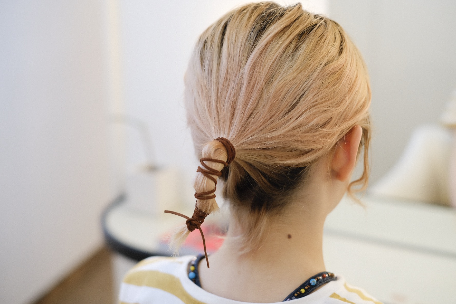 これで滑り落ちない！「ひも・リボン」を使ったヘアアレンジのコツ