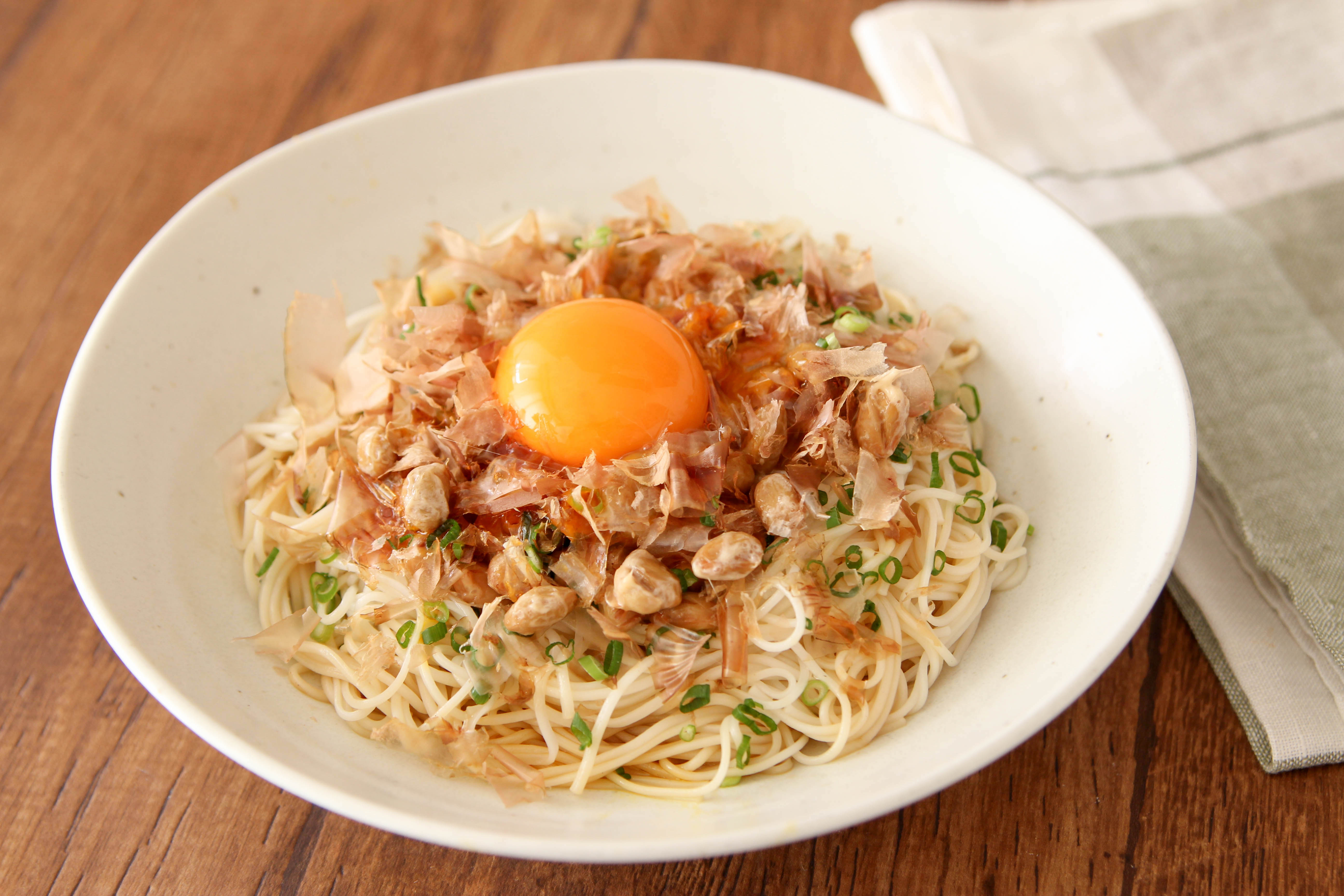 ご飯を炊き忘れた夏の朝に！5分でラクチン「釜玉そうめん」