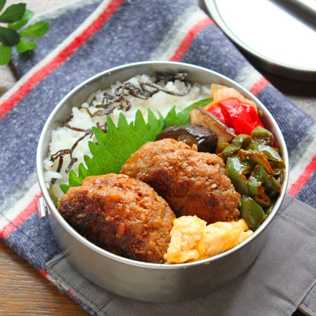 ハンバーグ&焼き野菜、ピーマンのケチャップ炒め、炒り卵、白ごはんと塩昆布のお弁当