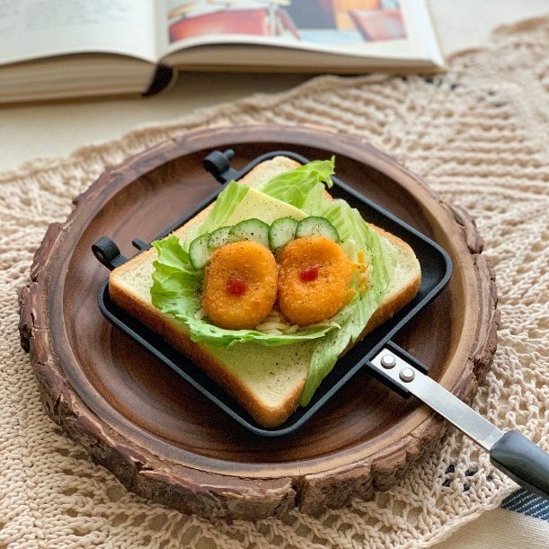 冷凍のままのっけてOK「クリームコロッケ」ホットサンド
