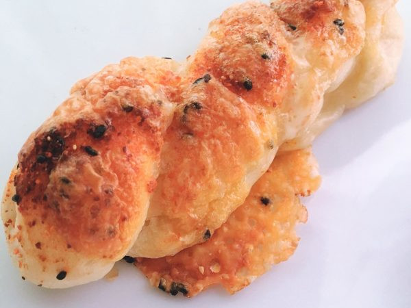 【根津】ビールにも合うパン“七味チーズ”が最高！ベーカリー「根津のパン」
