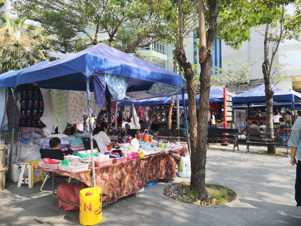 タイの市場で楽しむ朝時間