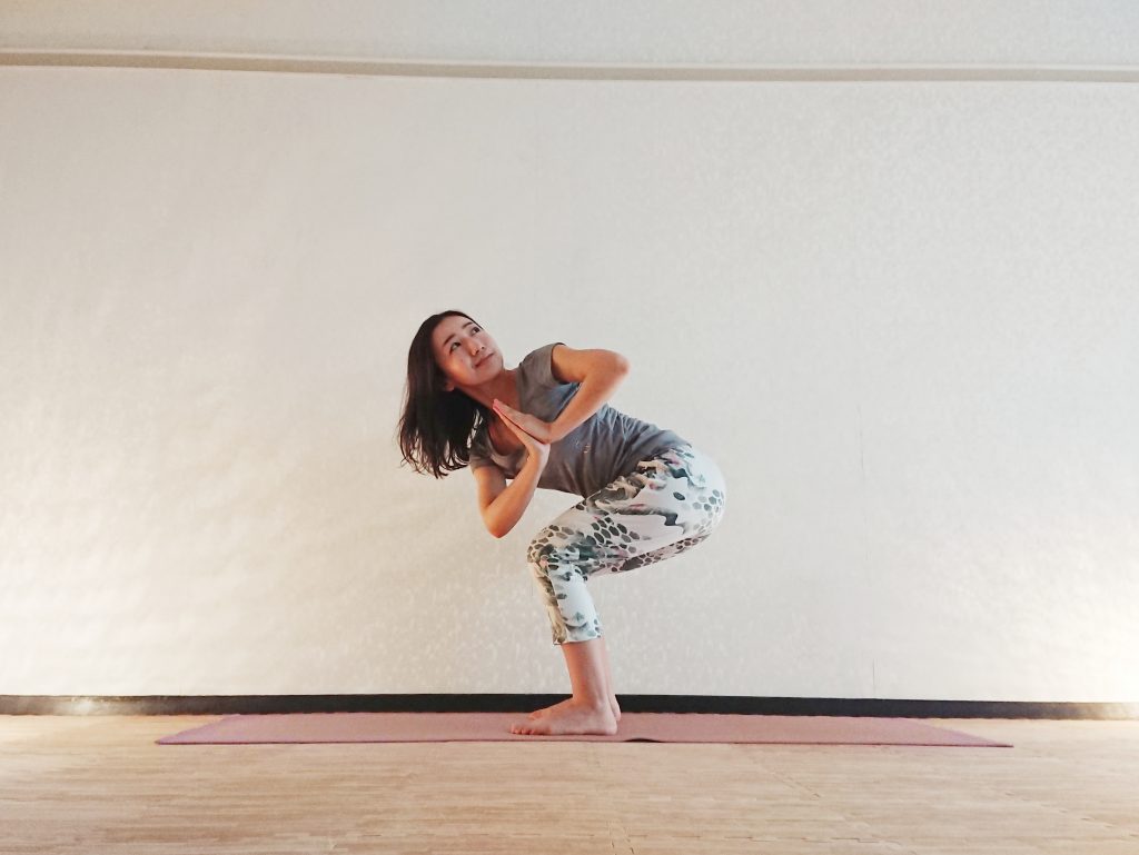 夏本番!ウエスト+下半身を同時に引き締める「腰かけねじりのポーズ」