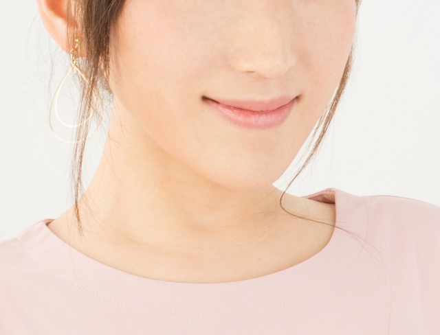 口角が上がった女性