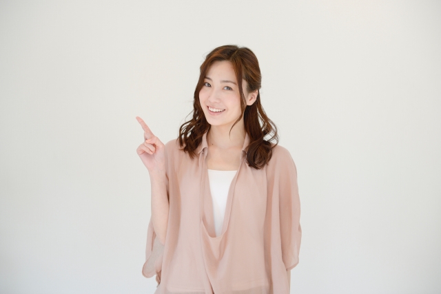 コツを説明する女性