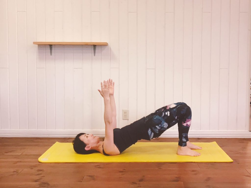 コツは両手を上げるだけ!?「お尻と太もも」を一気に引き締める時短エクササイズ