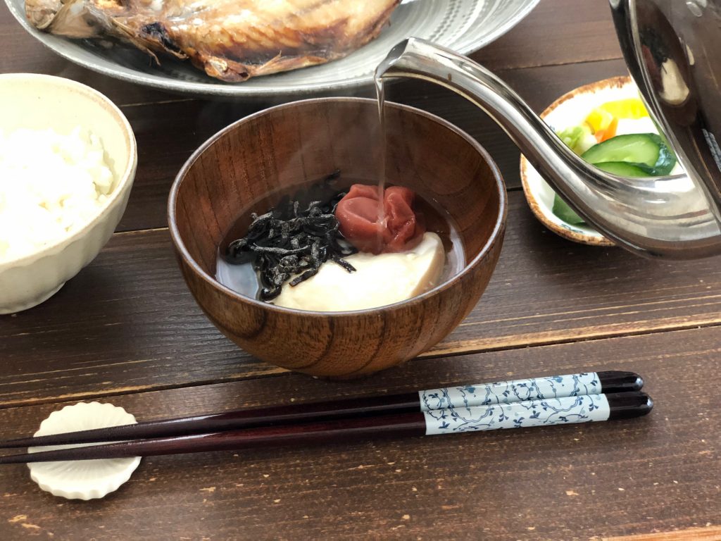 インスタント並みに簡単!?汗の多い夏に「くずし梅と塩昆布のお吸い物」