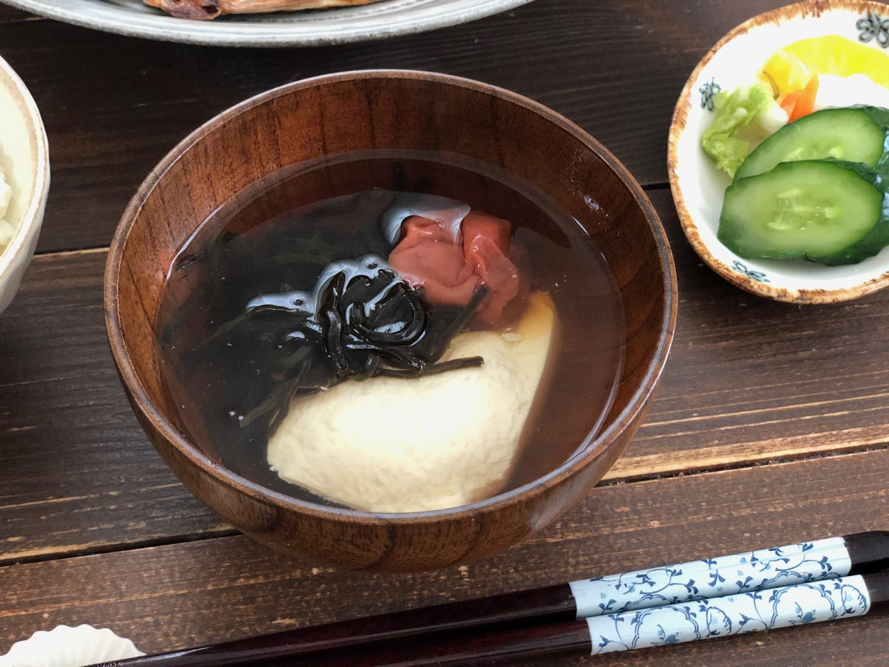 30秒でできる最速一汁!?汗をかく夏に飲みたい「くずし梅と塩昆布のお吸い物」