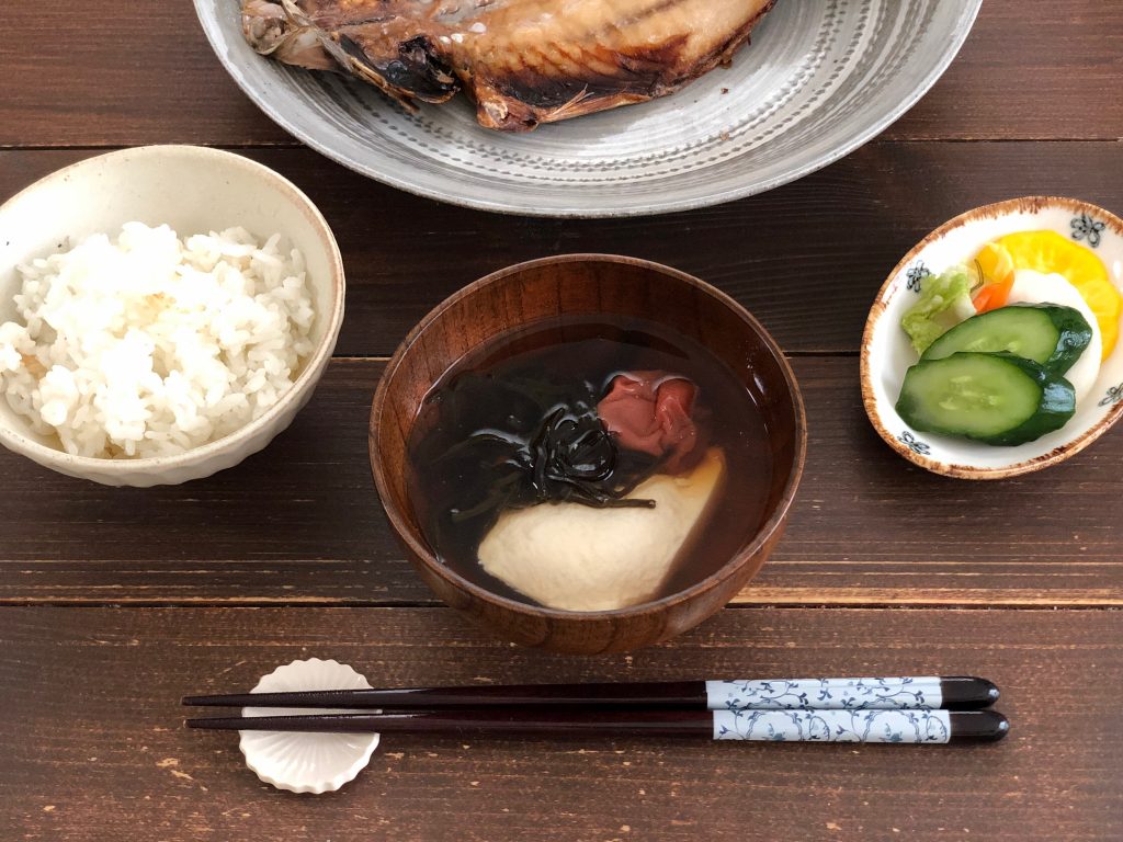 インスタント並みに簡単!?汗の多い夏に「くずし梅と塩昆布のお吸い物」