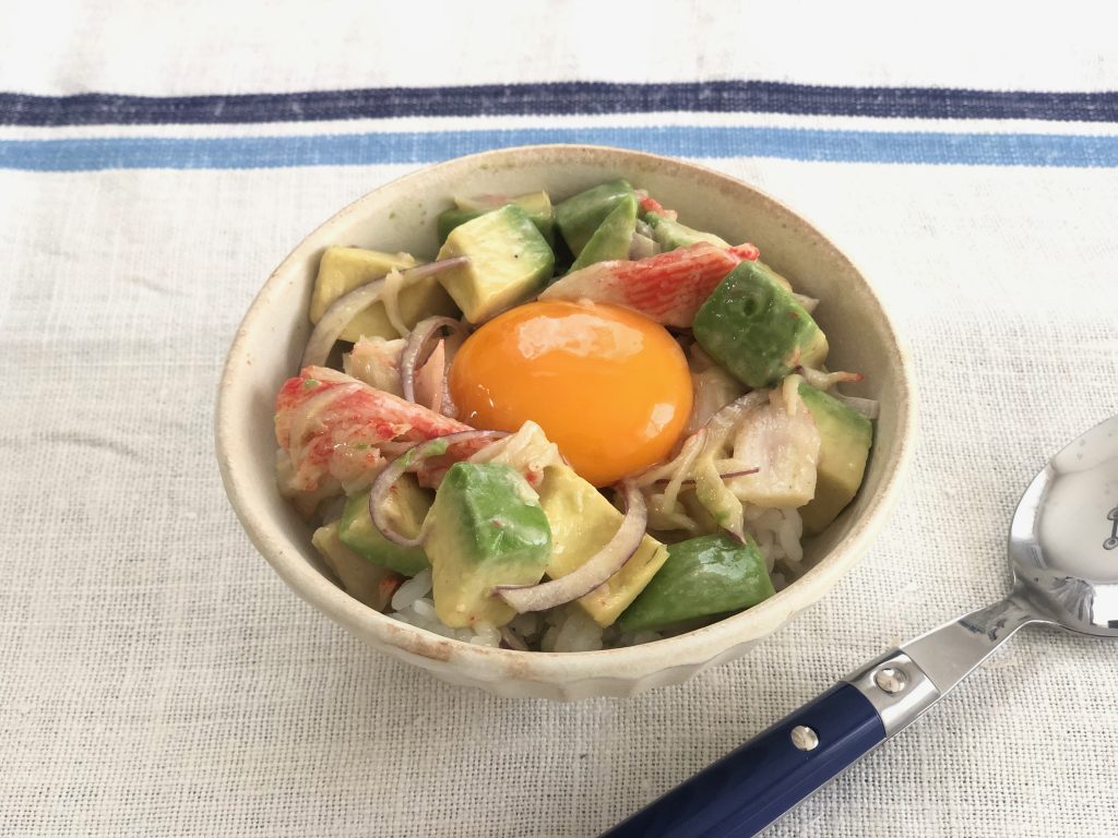 カニカマで簡単!「アボカドのポキ丼風」