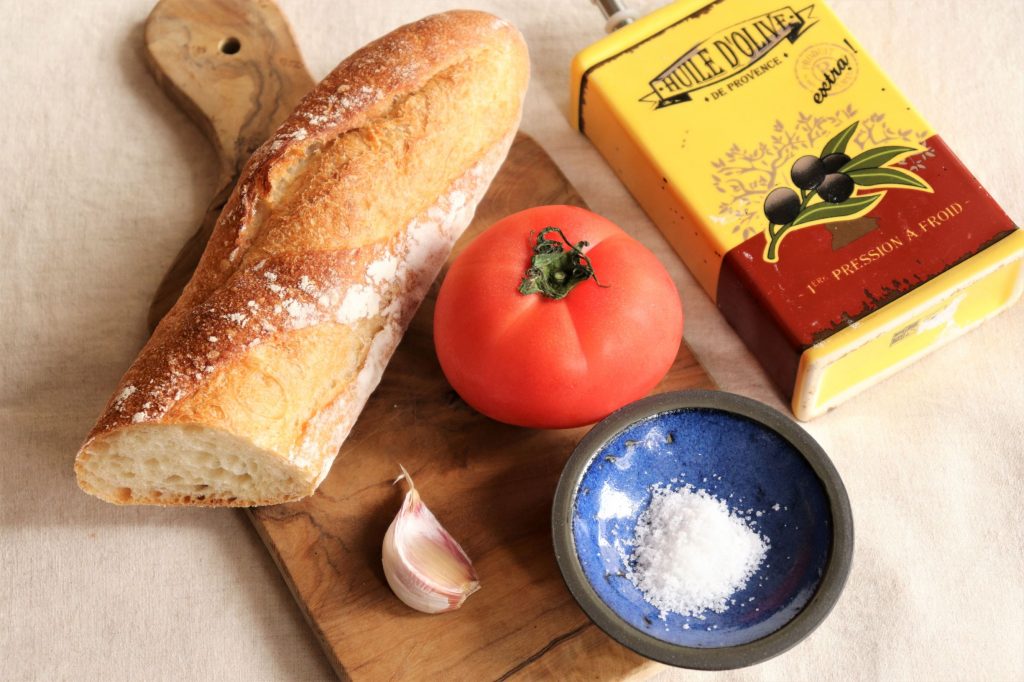余ったパンが大変身!スペイン名物、簡単「パンコントマテ」の材料