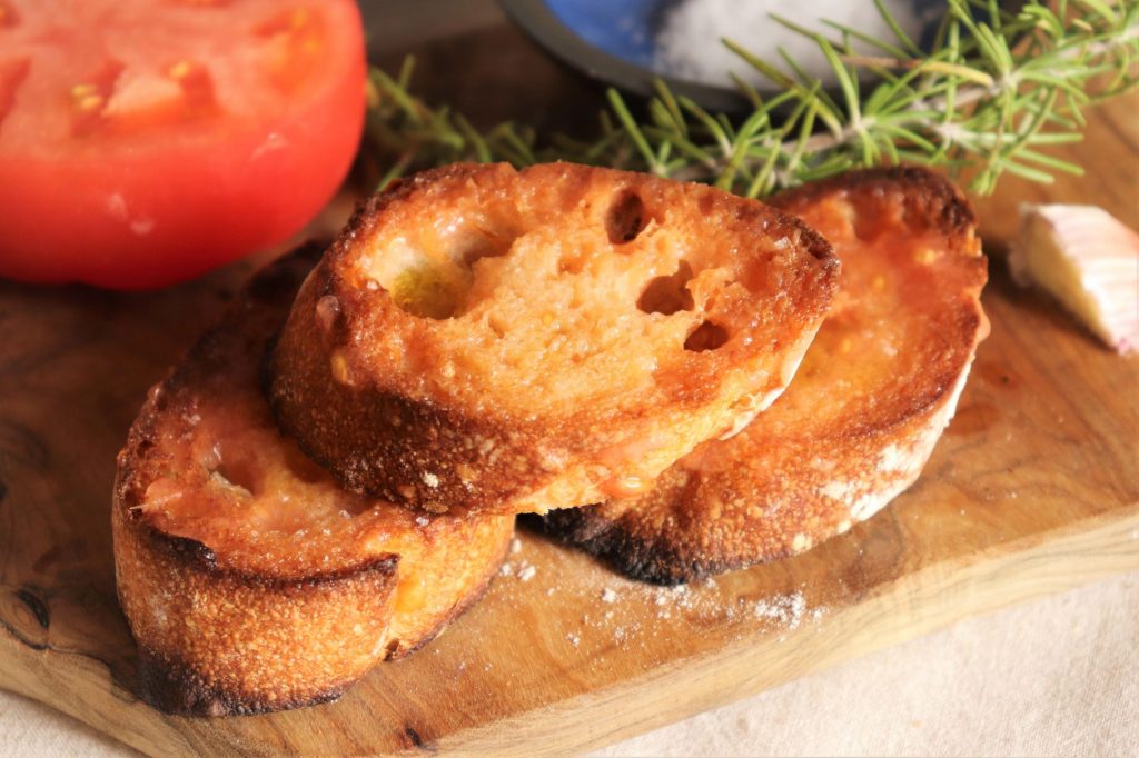 余ったパンが大変身!スペイン名物、簡単「パンコントマテ」