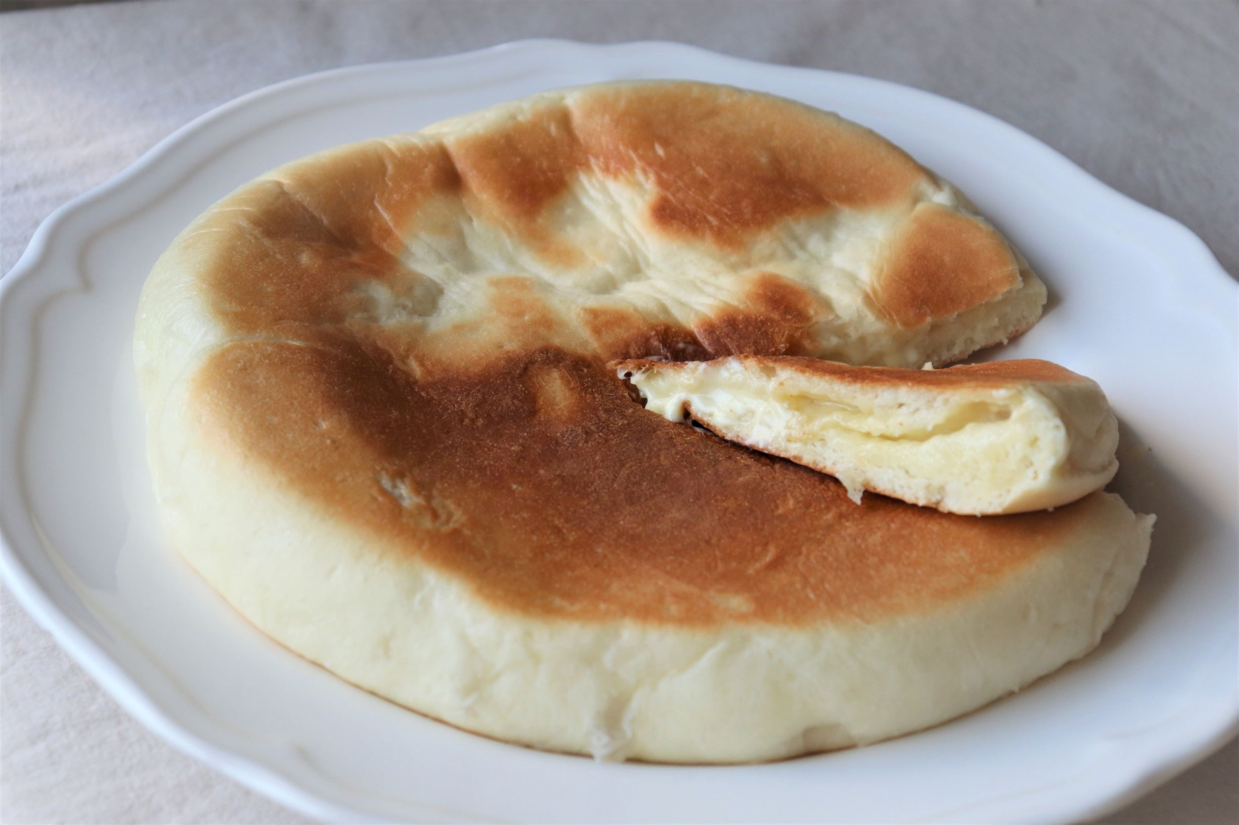 こね要らず＋フライパンで簡単！こんがりトロ～リ「チーズナン」