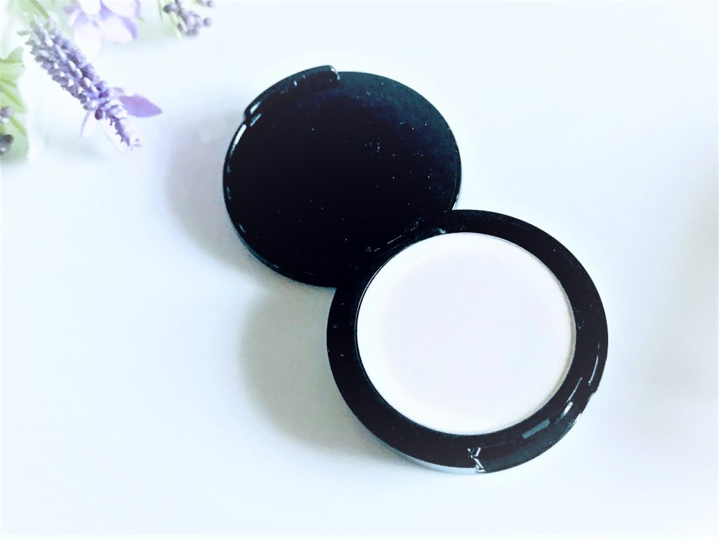 24h cosme『24 ミネラルクリームシャドー』(パールホワイト ¥1,800+税)