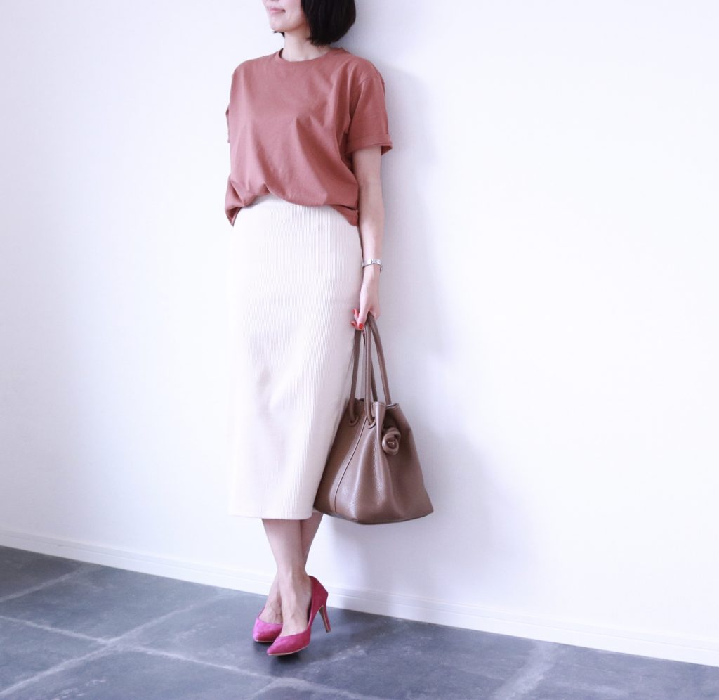 ベージュも使える！優秀すぎるUNIQLO「リブタイトスカート」着回し