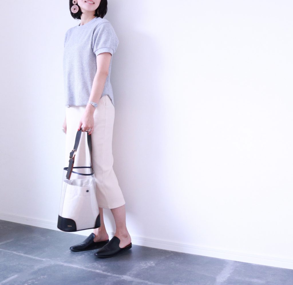 ベージュも使える！優秀すぎるUNIQLO「リブタイトスカート」着回し