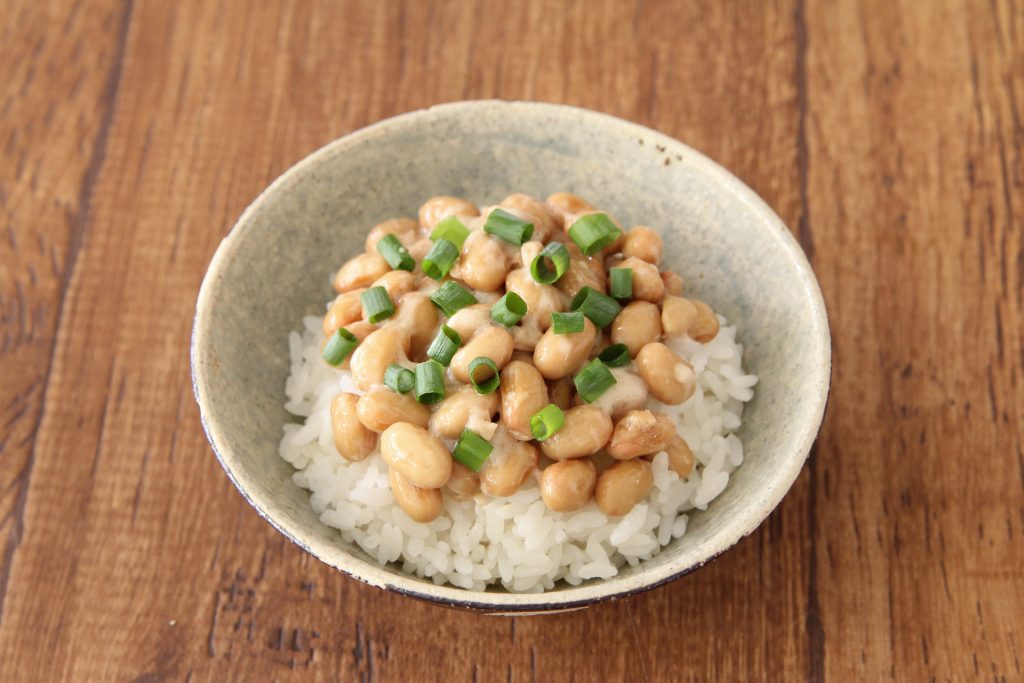 茶碗にご飯を盛り、タレを入れずに混ぜた納豆をのせ、青ネギをキッチンバサミで小口切りして散らす。