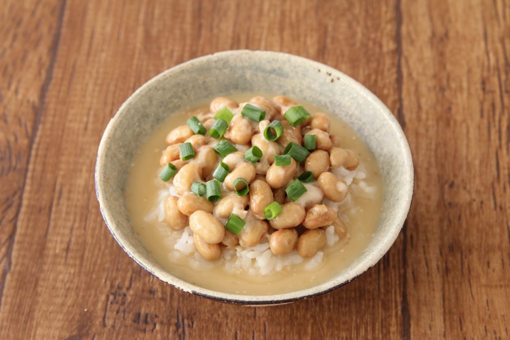 納豆ごはんにたれをかける