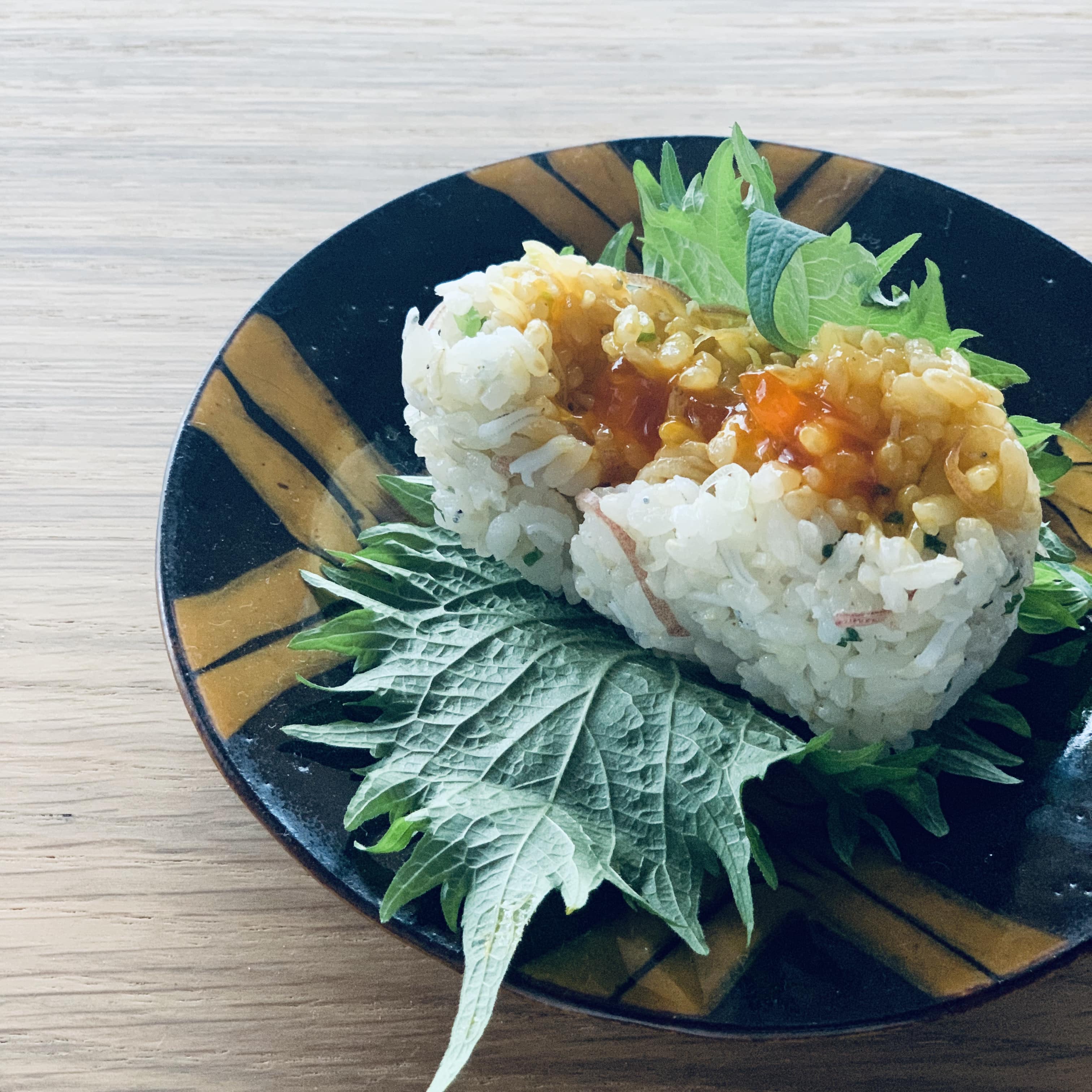 黄身がとろっ。簡単「しらす丼風おむすび」とエッセイ『鎌倉 のんで、たべる。』