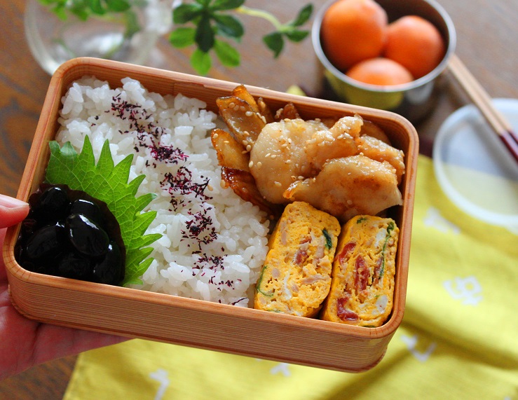 簡単具だくさんおかず！「ツナマヨと梅しその卵焼き」のお弁当