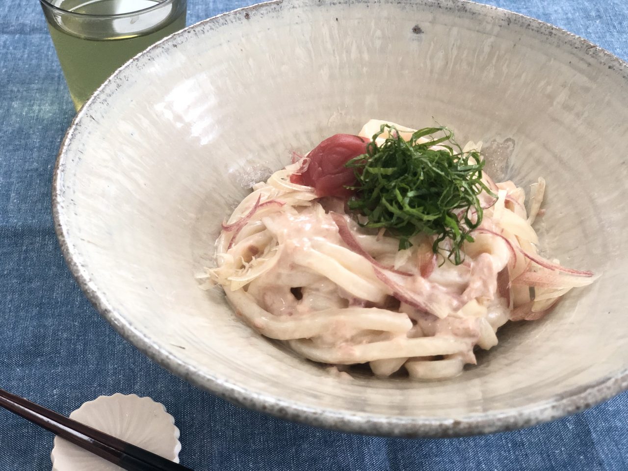 火を使わずボウルで完成！夏バテ知らずの「梅マヨ混ぜうどん」