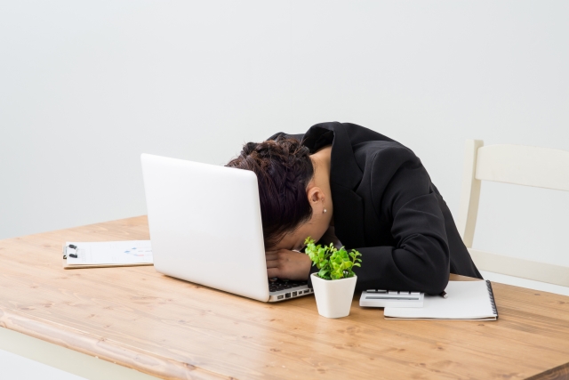 眠気を感じる女性