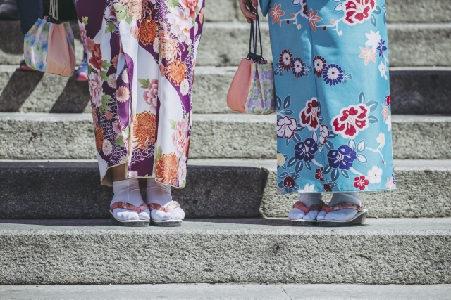 着物姿の女性の足元